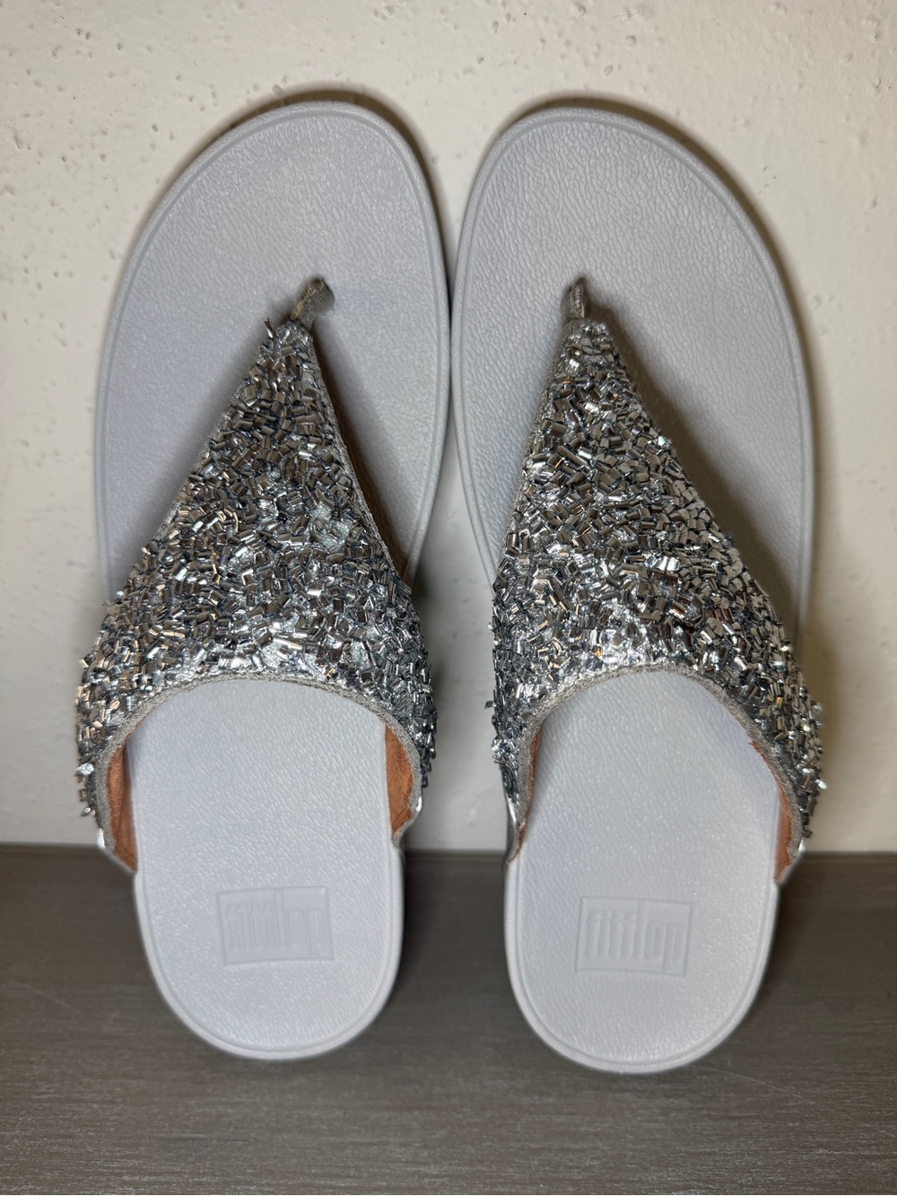 FitFlop Fleur Silver/Pewter Flower Comfort Wedge Flip Flop Thong Sandals US 8 - Picture 4 of 9